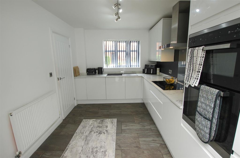 Property photo 3 of 21 Kitchen