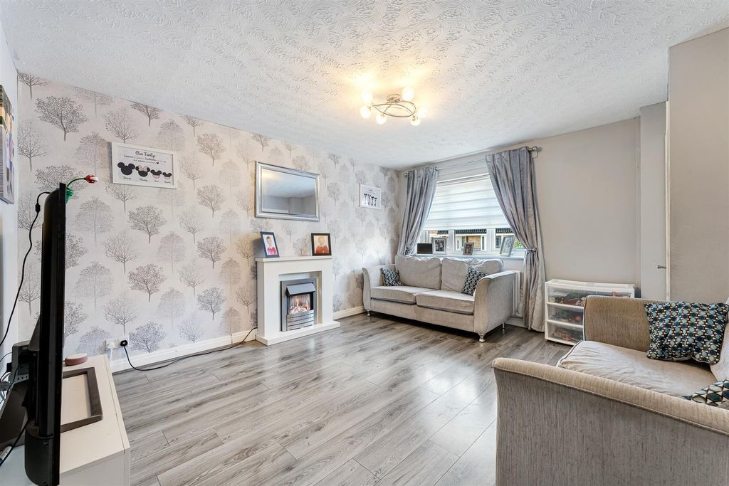 Property photo 2 of 19 71 Foxwood -9.Jpg