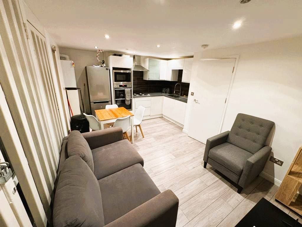Property photo 1 of 12 2 Bed Flat To Rent Broadway, London Sw19