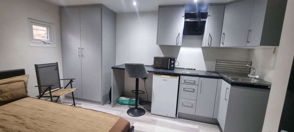 Property photo 1 of 9 Studio Flat To Rent Watermill Way, Feltham Tw13 - Includes Bills