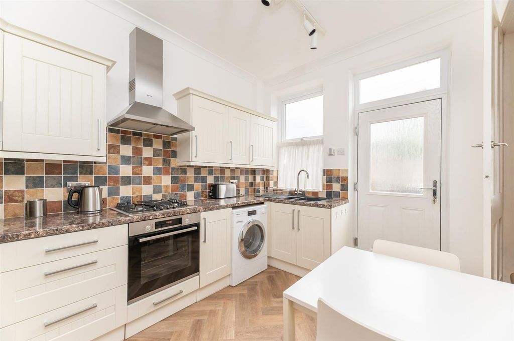Property photo 3 of 22 Dining Kitchen
