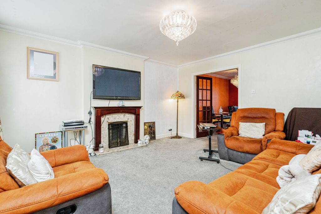 Property photo 2 of 17 Lounge