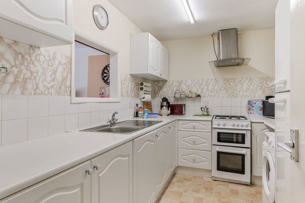 Additional image 6 of 3 bed flat for saleHigh Street, Lingfield RH7