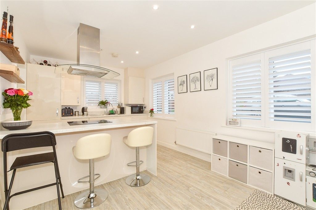 Property photo 2 of 11 Kitchen