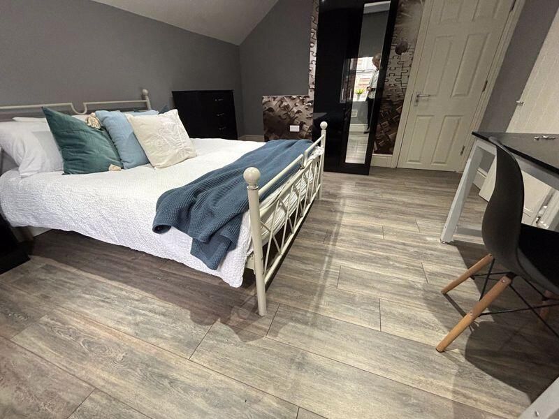 Property photo 1 of 10 A Spacious And Well-Kept Bedroom Featuring A Doubl...