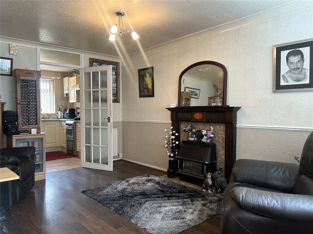 Property photo 2 of 16 Lounge