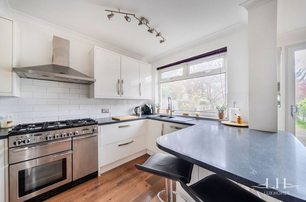 Property photo 3 of 33