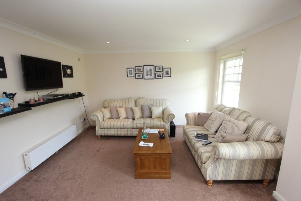 Property photo 3 of 10 Lounge