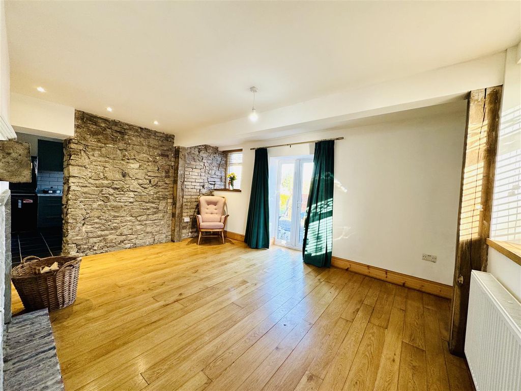 Property photo 2 of 23 Lounge