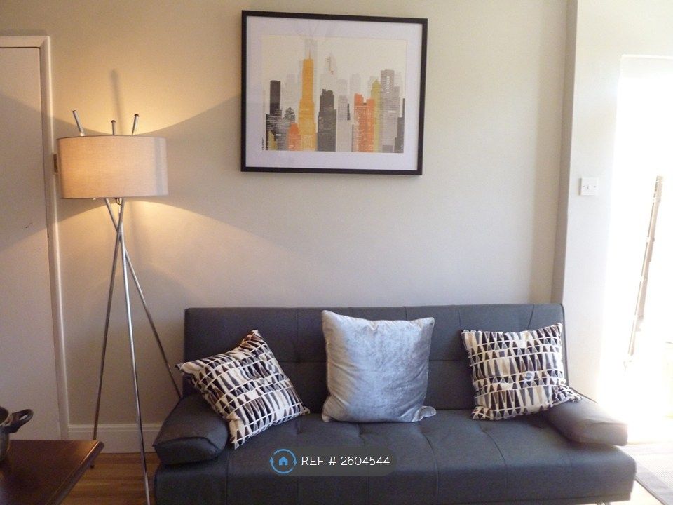 Property photo 1 of 14 Lounge
