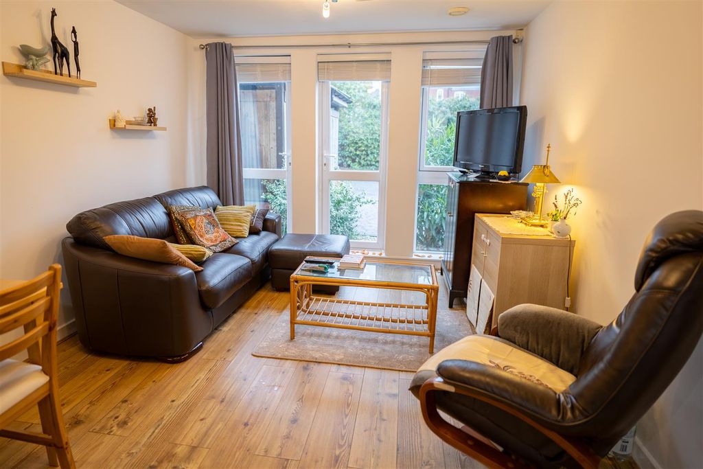 Property photo 2 of 12 84 Glaisdale Court-7.Jpg