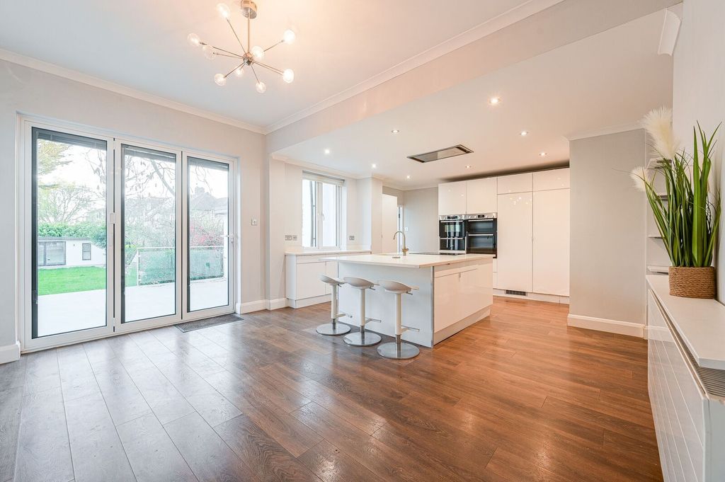 Property photo 3 of 49