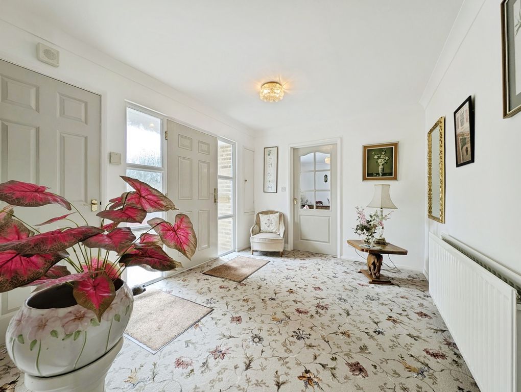 Property photo 2 of 19 Entrance Hall