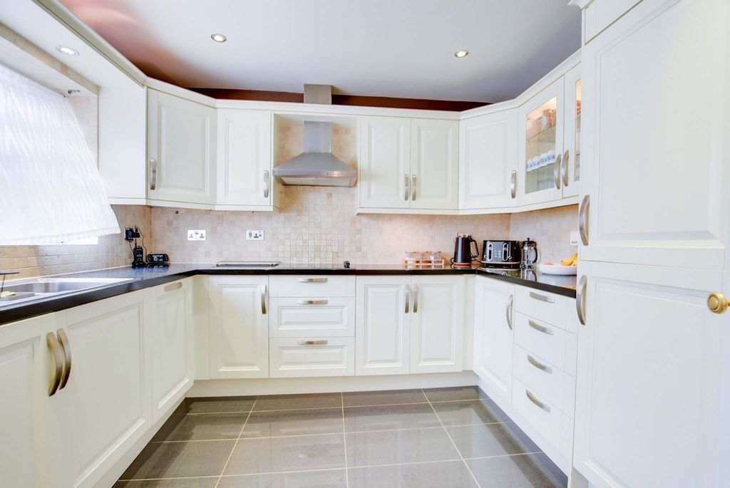 Property photo 1 of 21