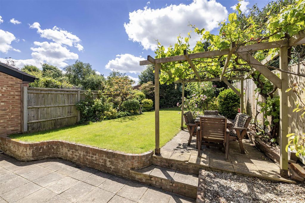 Property photo 2 of 16 33 Irwin Road Guildford Gu2 7Pw-3.Jpg