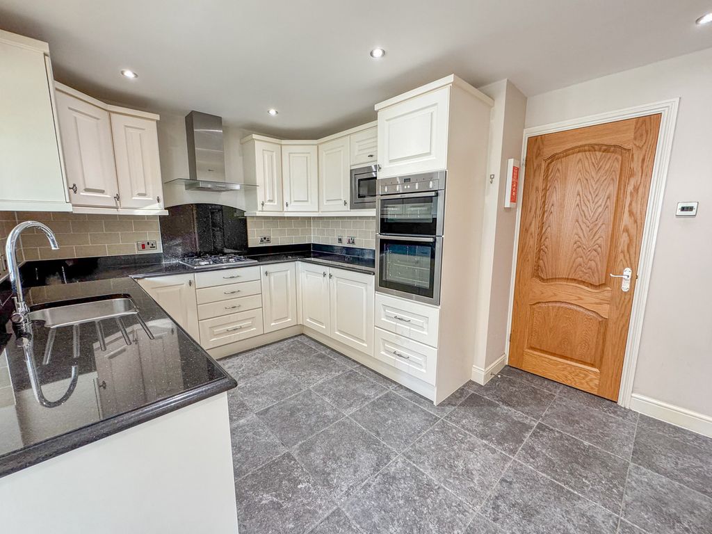 Property photo 3 of 33