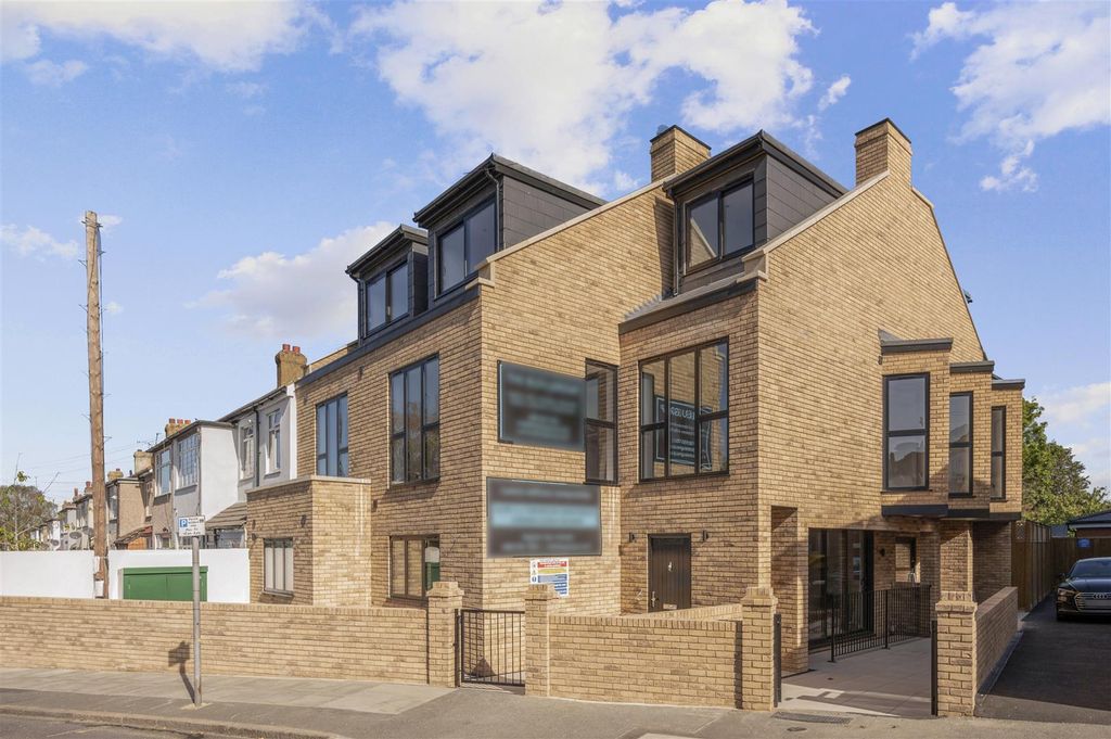 Property photo 1 of 3 Flat 1 Navy Rose Apartments-11.Jpg