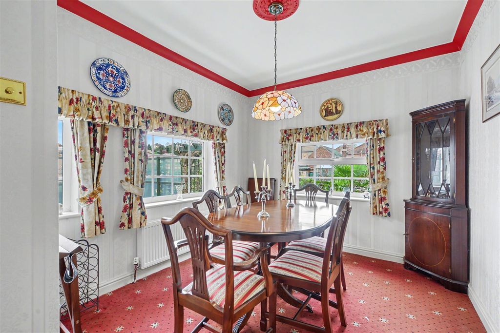 Property photo 3 of 19 Dining Room.Jpeg