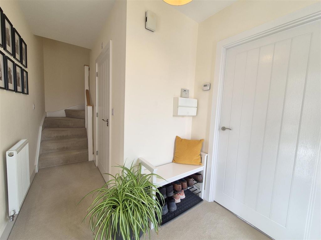Property photo 3 of 21 Entrance Hall