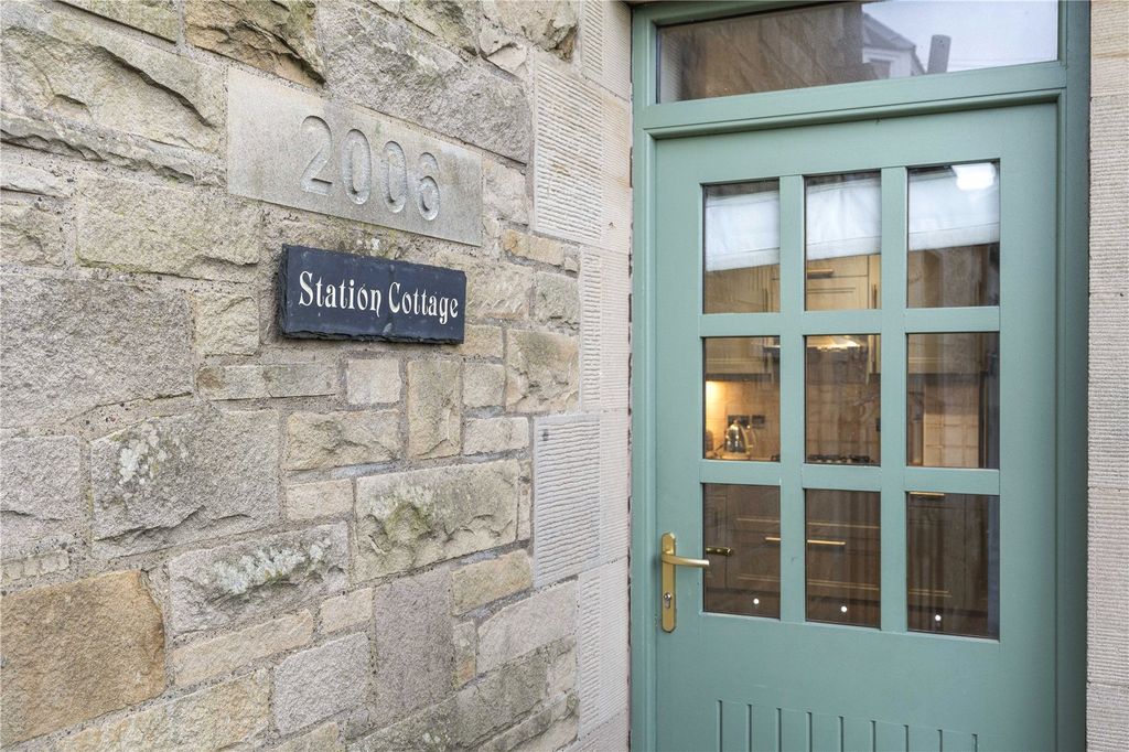 Property photo 2 of 25 Station Road