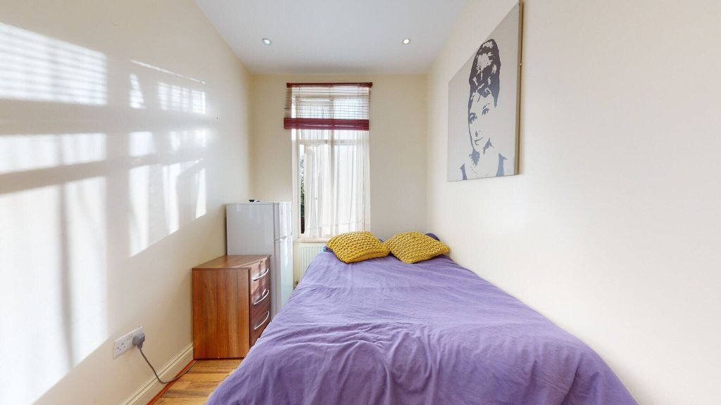 Property photo 2 of 9 Bedroom