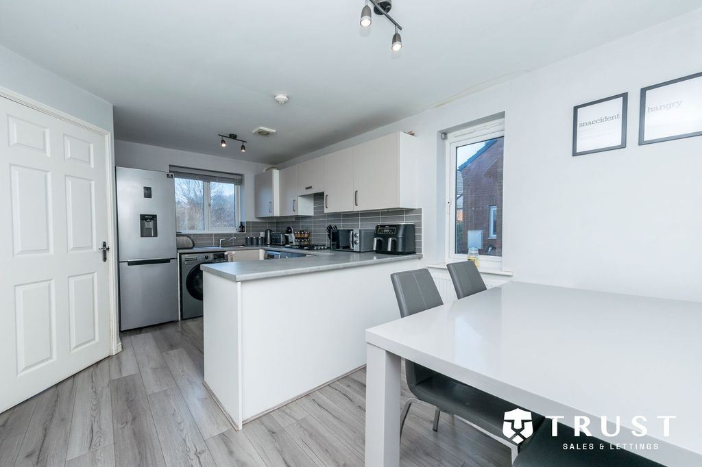 Property photo 2 of 32