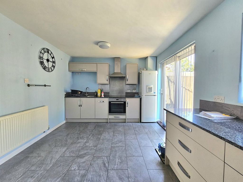 Property photo 3 of 12 Kitchen