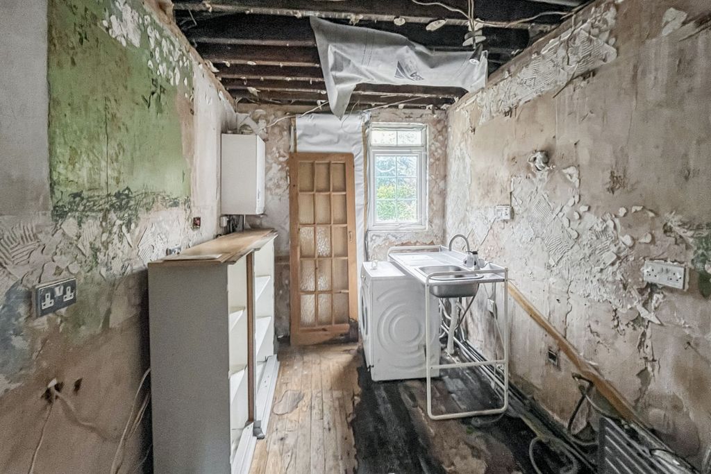 Property photo 3 of 18 20 Beauchamp Road, Upper Norwood, London, Se19 3De