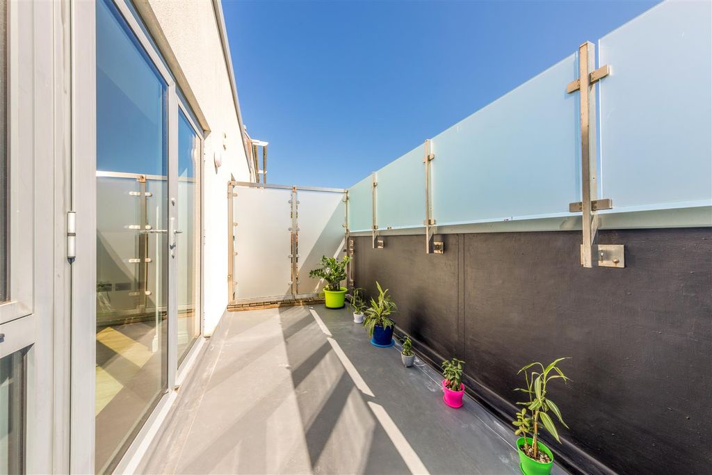 Property photo 3 of 11 80A Stoneham Road-6.Jpg