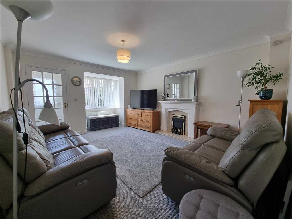 Property photo 2 of 12 Lounge: