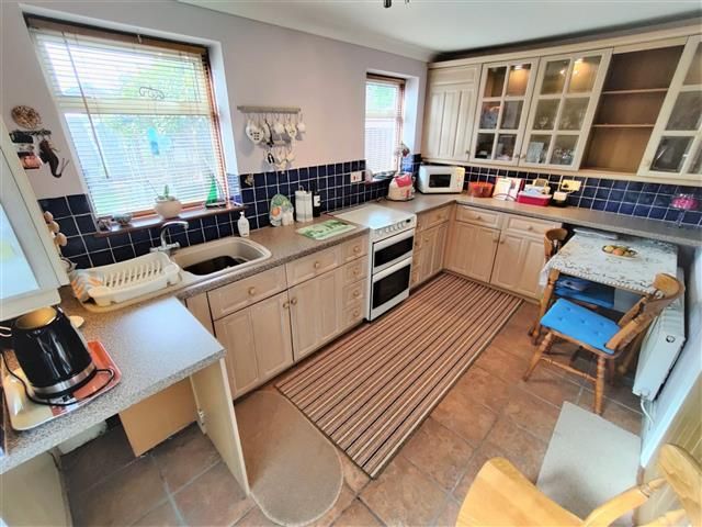 Property photo 3 of 10 Kitchen