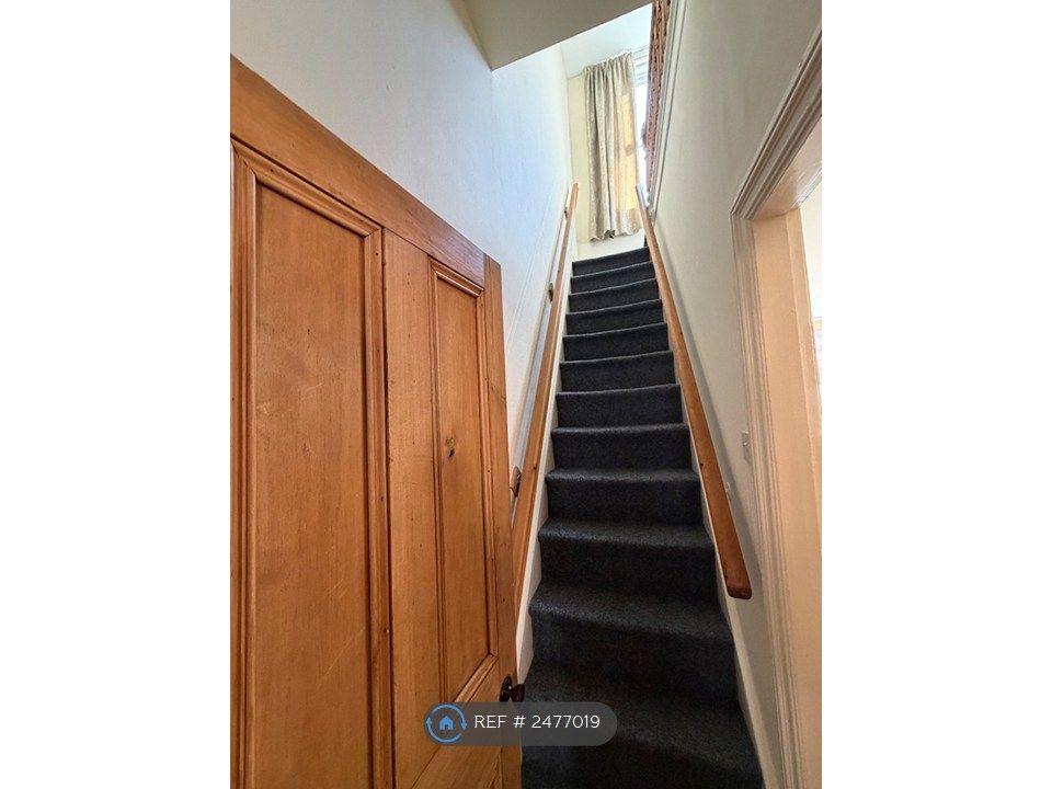 Property photo 2 of 10 Hall Way
