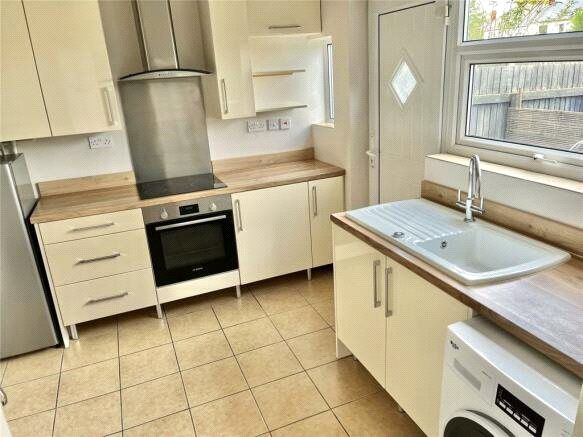 Property photo 3 of 11 Kitchen