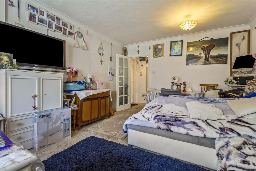 Property photo 2 of 16 6 Lamorna Grove-011.Jpg