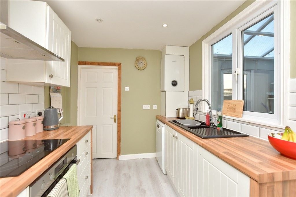 Property photo 2 of 11 Kitchen