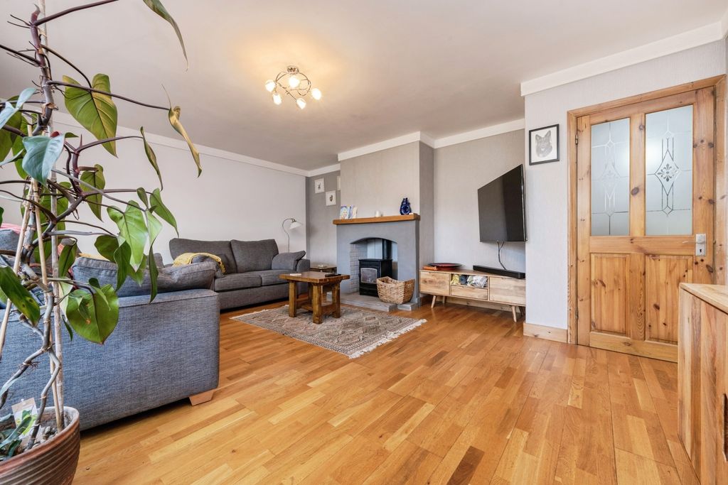 Property photo 3 of 27 Lounge