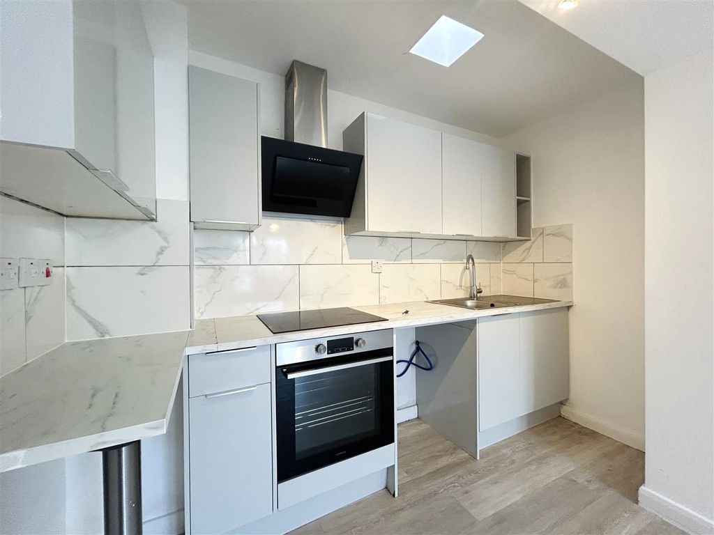 Property photo 3 of 7 Lounge Kitchenette
