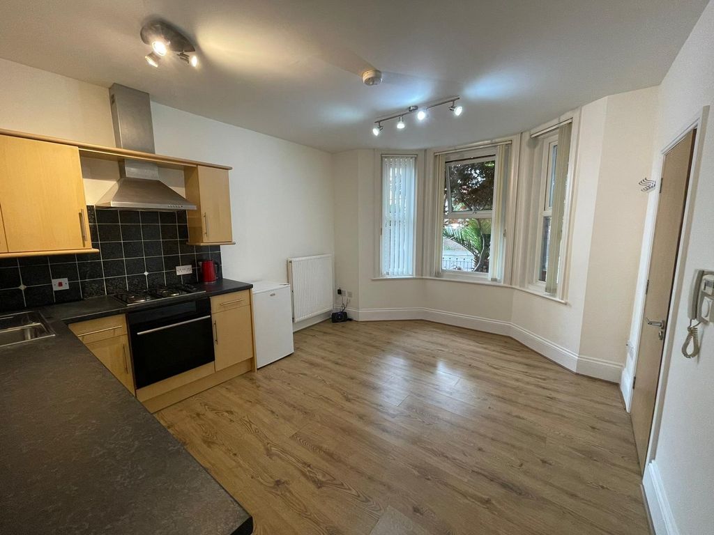 Property photo 2 of 10 Kitchen/Lounge