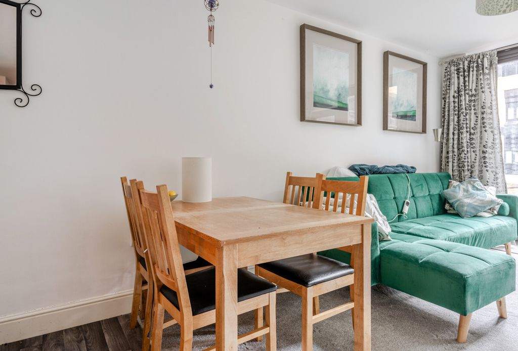 Property photo 3 of 16 1430973-13-69bae2...