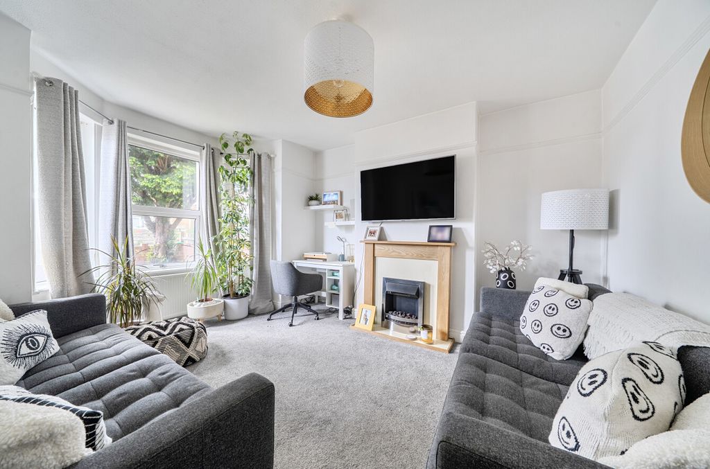 Property photo 2 of 11 1453704-18-6A05Fe...