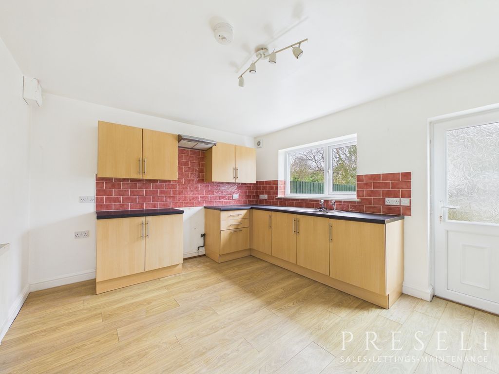 Property photo 2 of 14 Kitchen