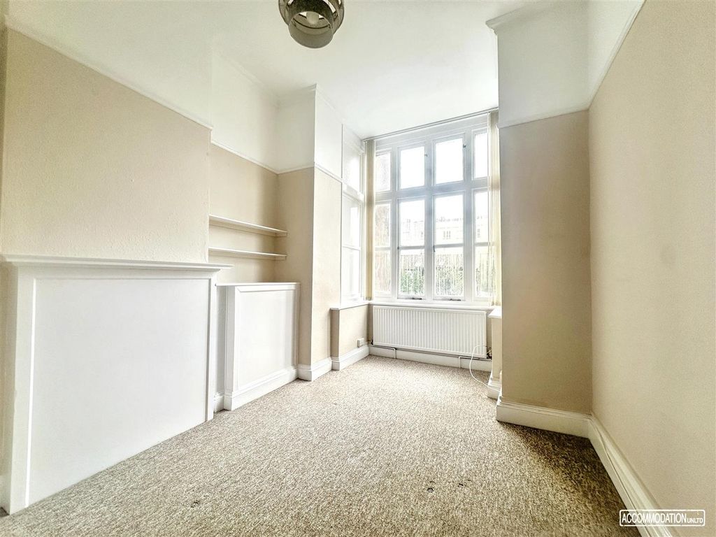 Property photo 3 of 13 Bright Bedroom With Large Bay Window And Mantel...