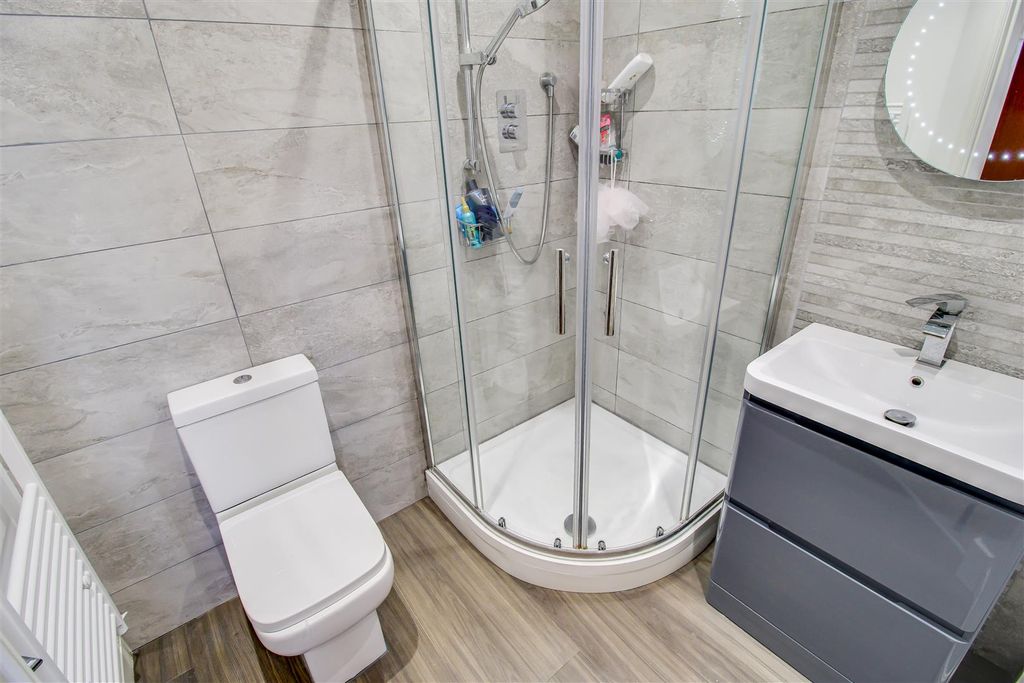 Property photo 3 of 9 En Suite Shower Room