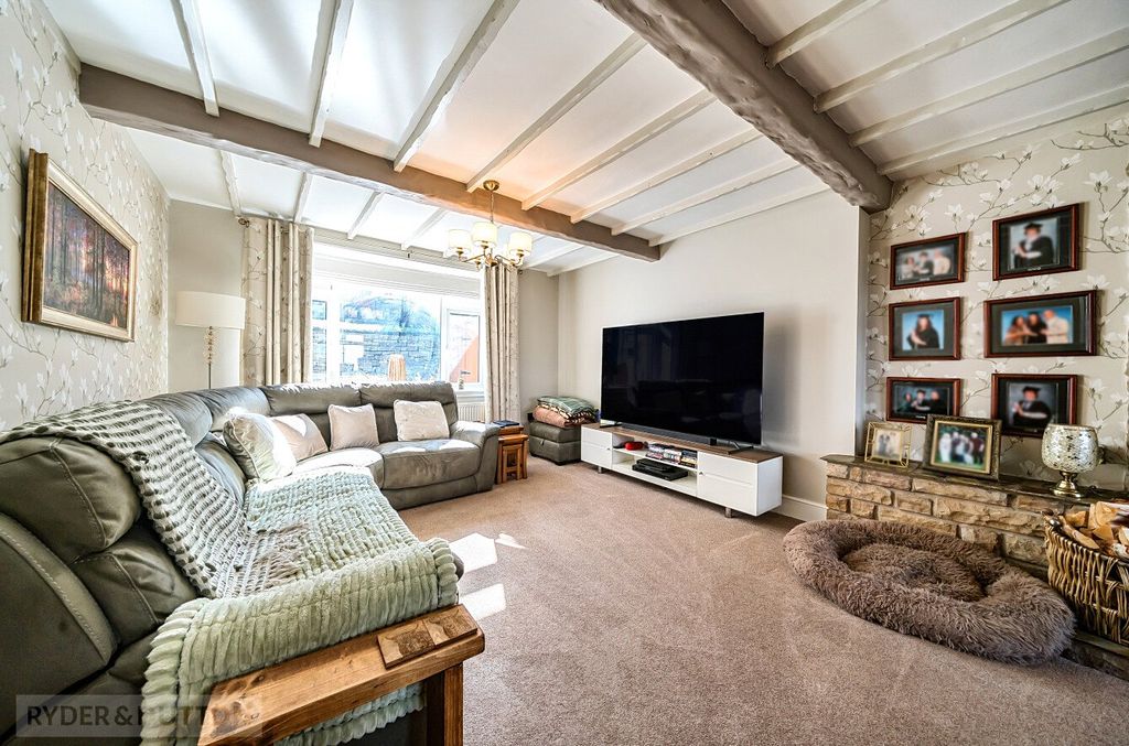 Property photo 3 of 28 Lounge