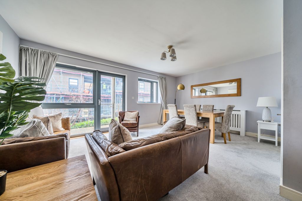 Property photo 2 of 16 Lounge