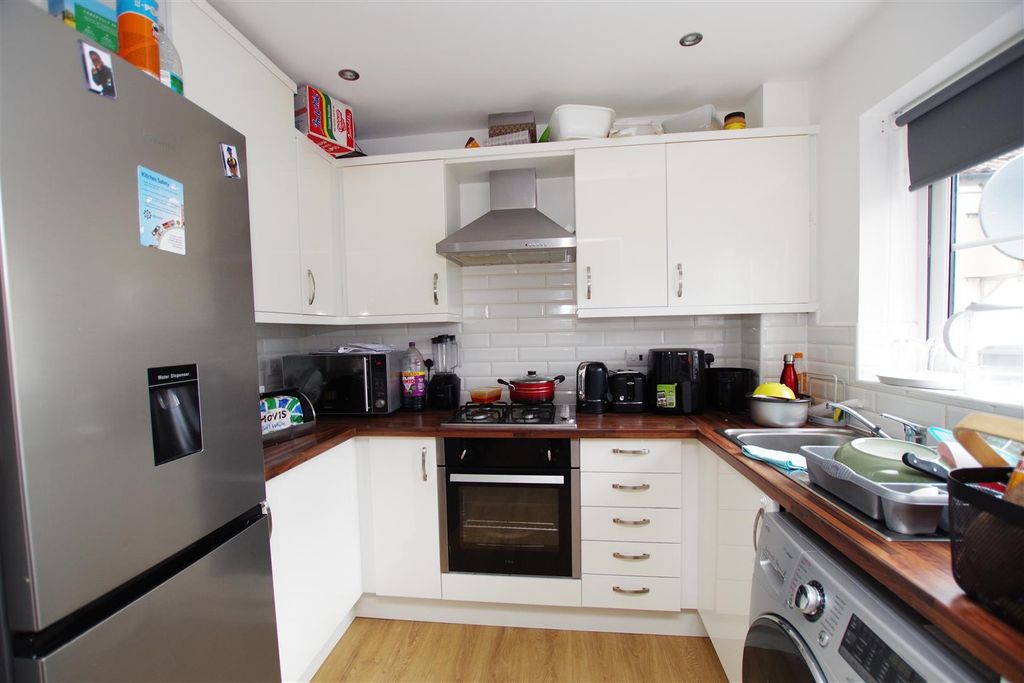 Property photo 3 of 8 Kitchen