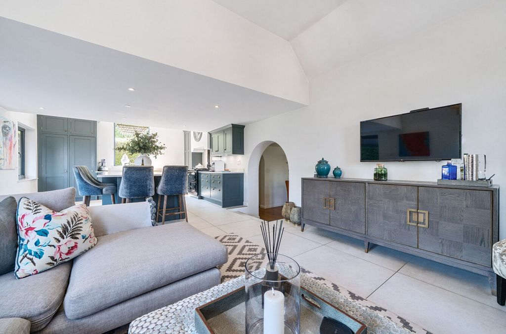 Property photo 3 of 27