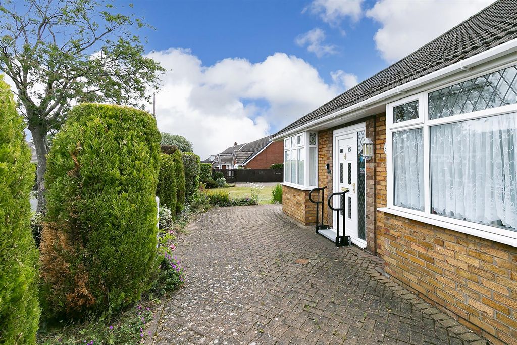 Property photo 2 of 16 012 - 2 White Walk.Jpg