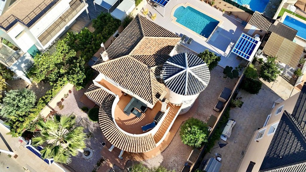 Property photo 2 of 40