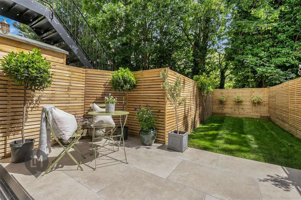 Property photo 3 of 10 Garden